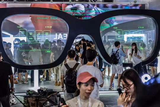 Mọi người ghé thăm gian hàng của Rokid trong Hội nghị AI thế giới tại Thượng Hải vào ngày 26/7. Ảnh: Nikkei Asia.