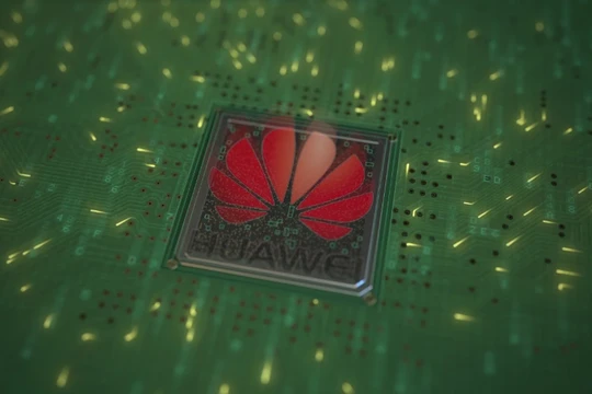 Hình minh họa logo Huawei trên một con chip gắn vào bảng mạch máy tính (Ảnh: SCMP)