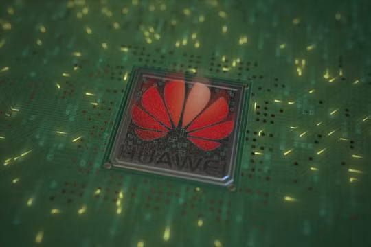 Hình minh họa logo Huawei trên một con chip gắn vào bảng mạch máy tính (Ảnh: SCMP)