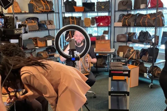 Một người đang chuẩn bị cho quá trình livestream bán hàng (ảnh: CNBC)