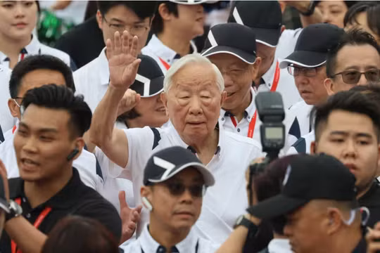 Người sáng lập TSMC Morris Chang tham dự một sự kiện ngày hội thể thao ở Tân Trúc, Đài Loan (ảnh: Nikkei Asia)