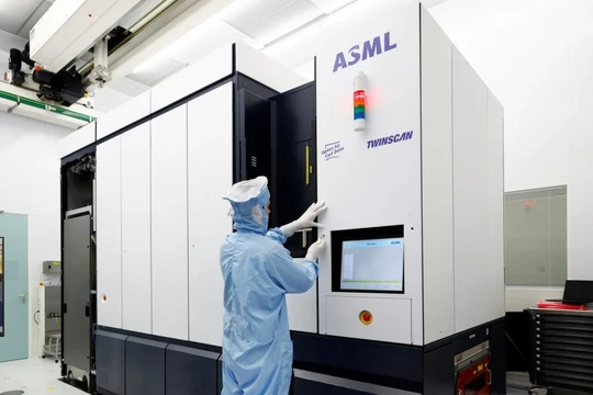 Một kỹ sư lắp ráp làm việc trên hệ thống quang khắc TWINSCAN DUV tại ASML (Ảnh: SCMP)