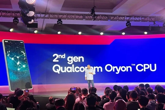Tổng giám đốc điều hành Qualcomm Cristiano Amon giới thiệu chip điện thoại thông minh mới tại hội nghị thượng đỉnh công nghệ thường niên của công ty ở Maui, Hawaii (Ảnh: SCMP)