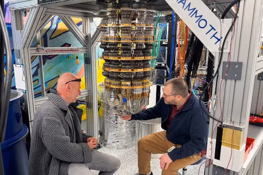 Hartmut Neven của Google Quantum AI và Anthony Megrant tại phòng thí nghiệm Quantum AI của Google ở ​​Santa Barbara, California. Ảnh: SCMP.