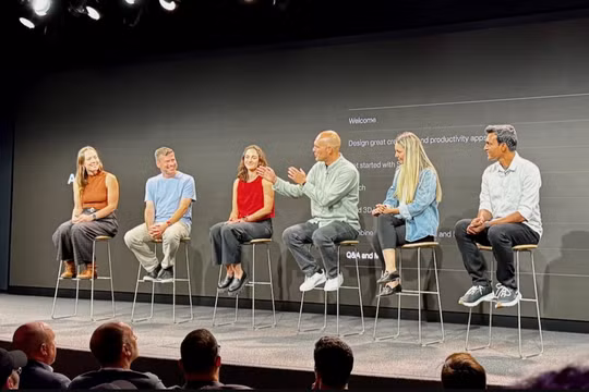 Cuộc họp giữa nhân viên Apple Vision Pro và các nhà phát triển tại Cupertino (Ảnh: Apple Insider)