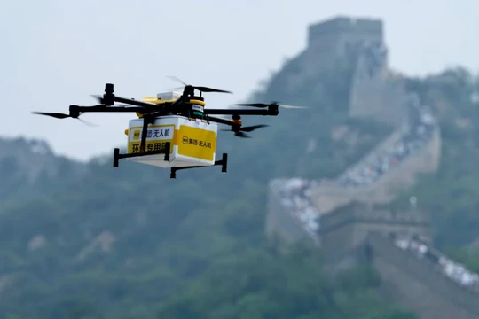 UAV vận chuyển một gói hàng đến Vạn Lý Trường Thành ở Bắc Kinh, Trung Quốc (Ảnh: CNN)