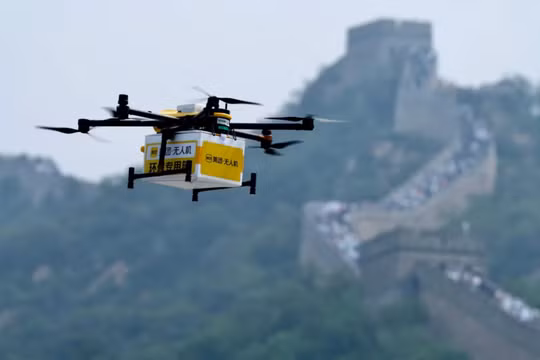 UAV vận chuyển một gói hàng đến Vạn Lý Trường Thành ở Bắc Kinh, Trung Quốc (Ảnh: CNN)