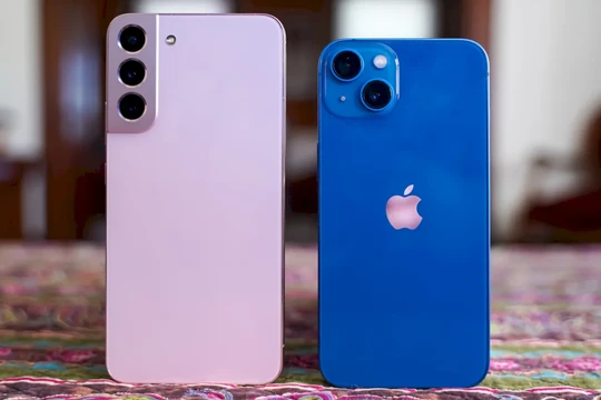 iPhone 14 và Samsung Galaxy S22