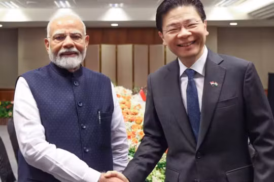 Thủ tướng Singapore Lawrence Wong (bên phải) chào đón Thủ tướng Ấn Độ Narendra Modi vào ngày 5 tháng 9 tại Singapore