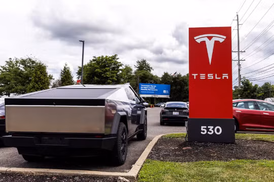 Một chiếc Tesla Cybertruck đang đỗ tại một đại lý Tesla ở Paramus, New Jersey, Hoa Kỳ. Ảnh: Reuters.
