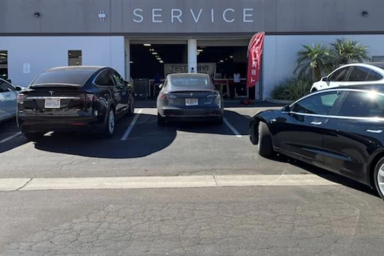 Ford và Tesla thu hồi tổng cộng hơn 620.000 xe. Ảnh: Reuters.