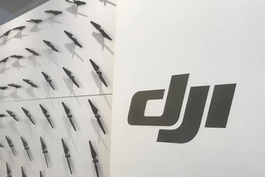 Logo của nhà sản xuất máy bay không người lái Trung Quốc DJI tại văn phòng công ty ở New York (Ảnh: Reuters)
