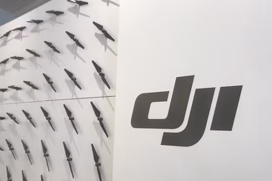 Logo của nhà sản xuất máy bay không người lái Trung Quốc DJI tại văn phòng công ty ở New York (Ảnh: Reuters)