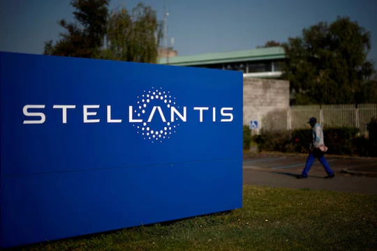 Logo của Stellantis bên ngoài tòa nhà của công ty tại Chartres-de-Bretagne gần Rennes, Pháp (Ảnh: Reuters)