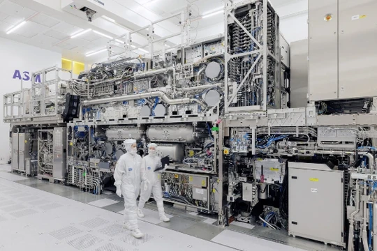 Hình ảnh tại một nhà máy sản xuất của ASML (Ảnh: SCMP)