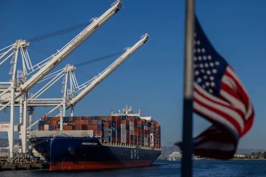 Một tàu chứa đầy hàng hoá xuất nhập khẩu tại cảng Oakland, California, Mỹ. Ảnh: Reuters.