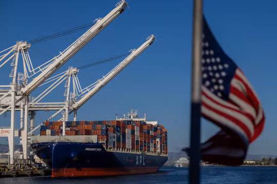 Một tàu chứa đầy hàng hoá xuất nhập khẩu tại cảng Oakland, California, Mỹ. Ảnh: Reuters.