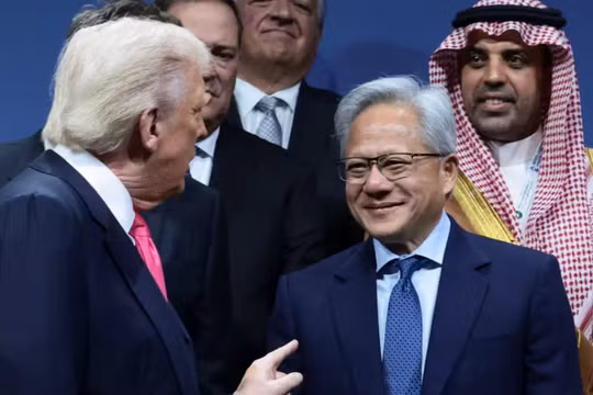 Tổng thống Mỹ Donald Trump và Giám đốc điều hành Nvidia Jensen Huang tại Diễn đàn đầu tư Mỹ-Ả Rập Xê Út ở Washington vào ngày 19 tháng 11. Ảnh: Nikkei Asia.