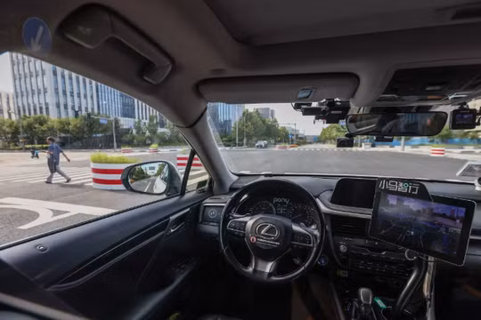 Một chiếc taxi tự lái đang hoạt động ở Bắc Kinh (Ảnh: SCMP)