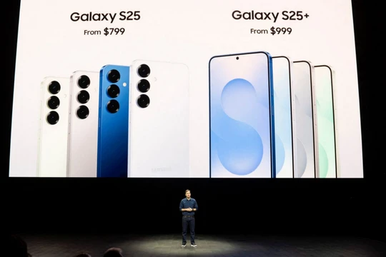 Drew Blackard, Phó chủ tịch quản lý sản phẩm, công bố những chiếc điện thoại Samsung Galaxy mới nhất. Ảnh: Reuters.