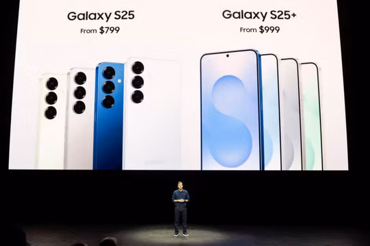 Drew Blackard, Phó chủ tịch quản lý sản phẩm, công bố những chiếc điện thoại Samsung Galaxy mới nhất. Ảnh: Reuters.