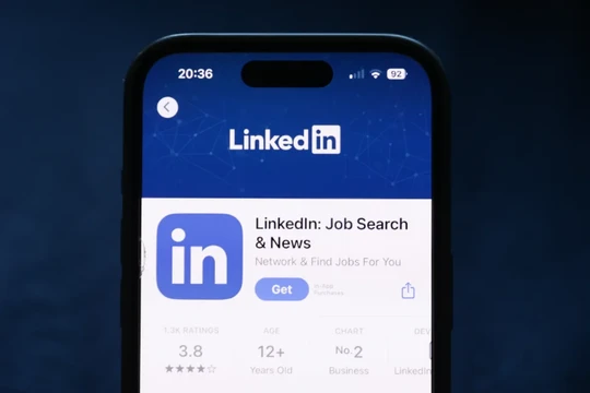 Người dùng LinkedIn hiện có thể lựa chọn không sử dụng nội dung của họ trên trang web này để đào tạo hệ thống AI của Microsoft (Ảnh: CNN)