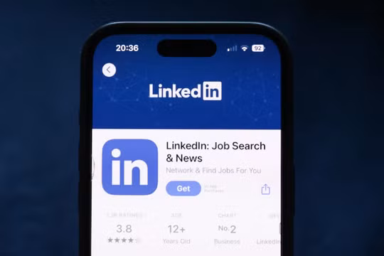 Người dùng LinkedIn hiện có thể lựa chọn không sử dụng nội dung của họ trên trang web này để đào tạo hệ thống AI của Microsoft (Ảnh: CNN)