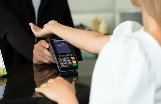 Con người sẽ dùng tay thay cho thẻ ngân hàng để thanh toán. Ảnh: BBC