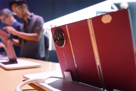 Du khách xem điện thoại thông minh gập ba Mate XT bên lề sự kiện ra mắt điện thoại toàn cầu của Huawei Technologies tại Kuala Lumpur, Malaysia. Ảnh: SCMP.