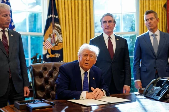 Tổng thống Mỹ Donald Trump phát biểu khi ký một sắc lệnh hành pháp. Ảnh: Reuters.