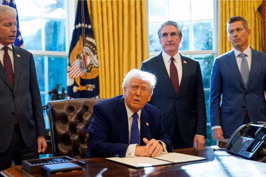 Tổng thống Mỹ Donald Trump phát biểu khi ký một sắc lệnh hành pháp. Ảnh: Reuters.