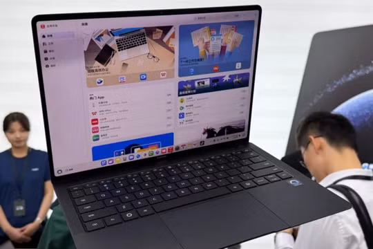 Máy tính xách tay đầu tiên của Huawei chạy trên HarmonyOS, hệ điều hành do hãng tự phát triển. Ảnh: Weibo.