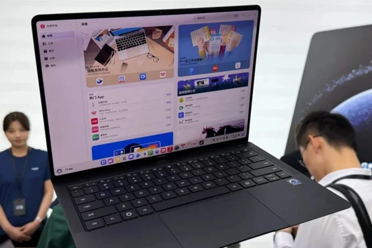 Máy tính xách tay đầu tiên của Huawei chạy trên HarmonyOS, hệ điều hành do hãng tự phát triển. Ảnh: Weibo.