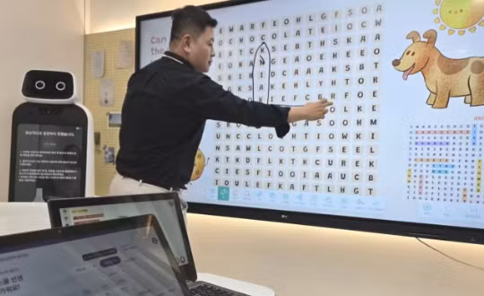 "Lớp học tương lai" của LG Electronics có bảng trắng kỹ thuật số được kết nối với trợ lý robot hỗ trợ AI. (Ảnh: Nami Matsuura)