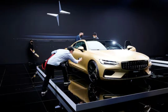 Khách tham quan kiểm tra xe hybrid Polestar 1 được trưng bày tại triển lãm ô tô ở Thượng Hải, Trung Quốc. Ảnh: Reuters.