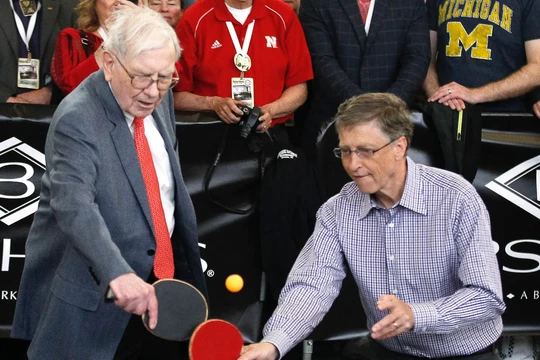 Warren Buffett và Bill Gates tại cuộc họp cổ đông thường niên của Berkshire Hathaway (Ảnh: Business Insider)