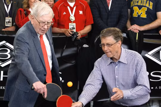 Warren Buffett và Bill Gates tại cuộc họp cổ đông thường niên của Berkshire Hathaway (Ảnh: Business Insider)