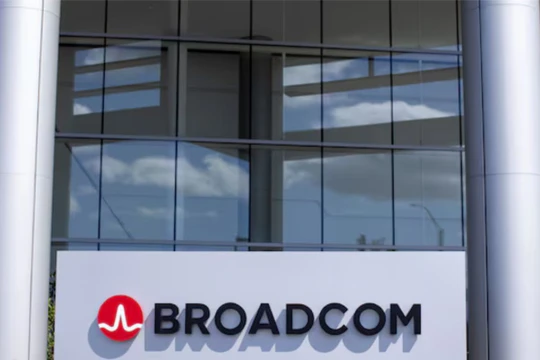 Logo của công ty Broadcom Limited ở văn phòng tại Irvine, California, Mỹ. Ảnh: Reuters.