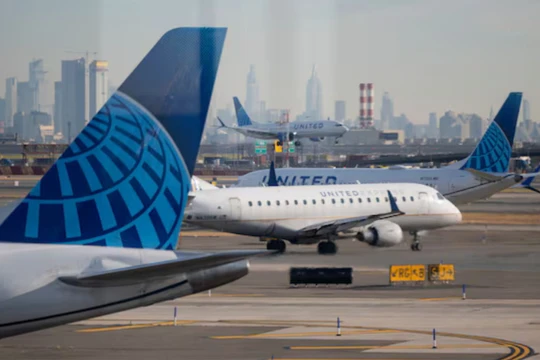 Máy bay của United Airlines chuẩn bị cất cánh tại Sân bay quốc tế Newark Liberty. Ảnh: Reuters.