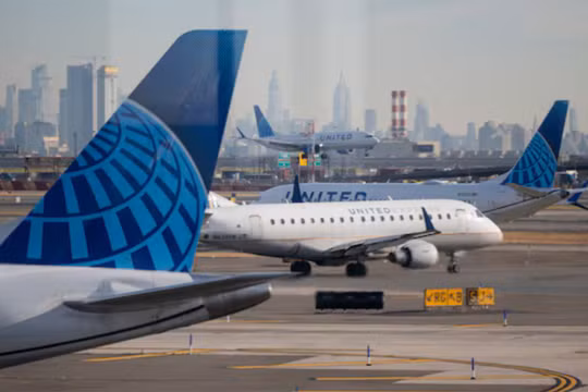 Máy bay của United Airlines chuẩn bị cất cánh tại Sân bay quốc tế Newark Liberty. Ảnh: Reuters.