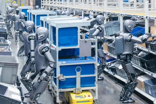 Robot hình người UBTech thực hiện các nhiệm vụ trong nhà máy Zeekr EV. Ảnh: SCMP.