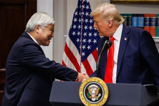 Tổng thống Mỹ Donald Trump và CEO TSMC CC Wei bắt tay nhau tại Nhà Trắng ở Washington vào hôm 3/3. Ảnh: SCMP.