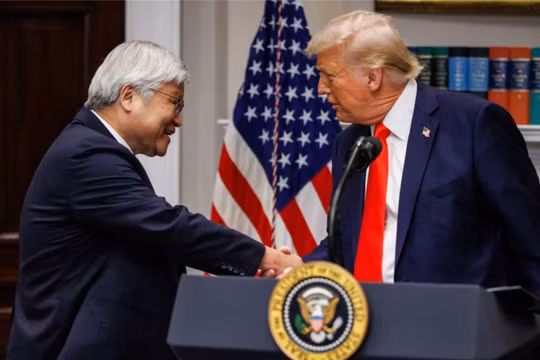 Tổng thống Mỹ Donald Trump và CEO TSMC CC Wei bắt tay nhau tại Nhà Trắng ở Washington vào hôm 3/3. Ảnh: SCMP.