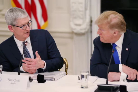 Tổng giám đốc điều hành Apple Tim Cook trò chuyện với cựu Tổng thống Hoa Kỳ Donald Trump (Ảnh: Reuters)
