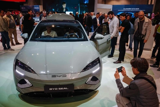 Khách tham quan xem xe điện BYD Seal tại Triển lãm ô tô Paris, ngày 15 tháng 10 năm 2024 (Ảnh: SCMP)