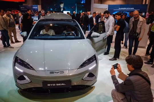 Khách tham quan xem xe điện BYD Seal tại Triển lãm ô tô Paris, ngày 15 tháng 10 năm 2024 (Ảnh: SCMP)