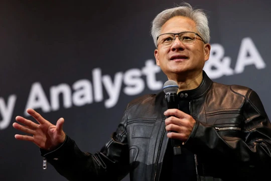 Jensen Huang, đồng sáng lập kiêm CEO của Nvidia Corp., phát biểu trong buổi họp báo vào ngày 21 tháng 5 năm 2025.