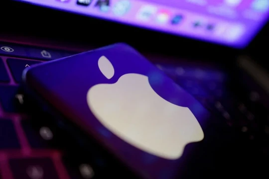 Apple đang tìm cách bắt kịp các đối thủ trong cuộc đua trí tuệ nhân tạo. Ảnh: Reuters 