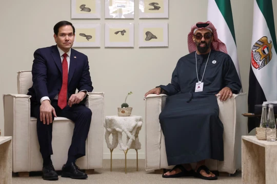 Ngoại trưởng Mỹ Marco Rubio chụp ảnh cùng Cố vấn An ninh Quốc gia UAE Sheikh Tahnoon bin Zayed Al Nahyan ở Abu Dhabi, UAE. Ảnh: Reuters.