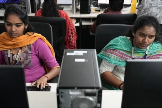 Các nhân viên làm việc tại văn phòng Objectways ở Karur, Tamil Nadu. Ảnh: Nikkei Asia.